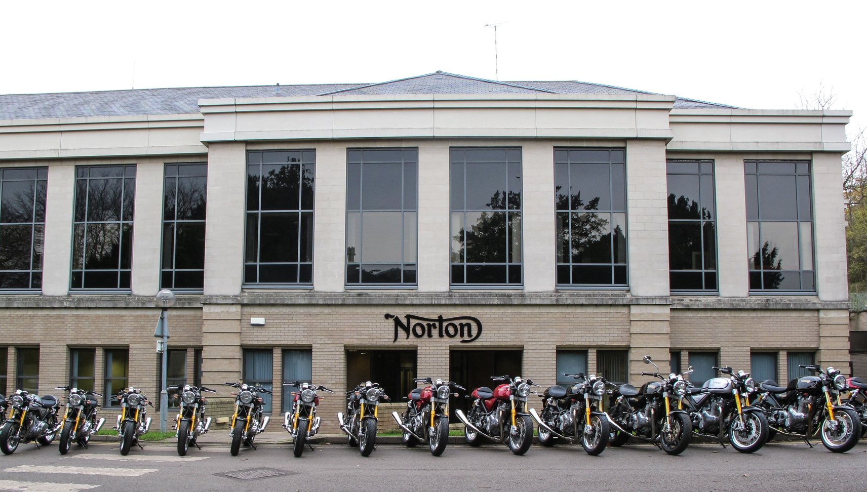 Breitling und Norton Motorcycles Norton Fabrikgebäude Donnington Hall