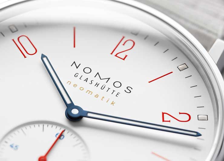 Nomos Ahoi und Nomos Club in sommerlichem Signalweiß