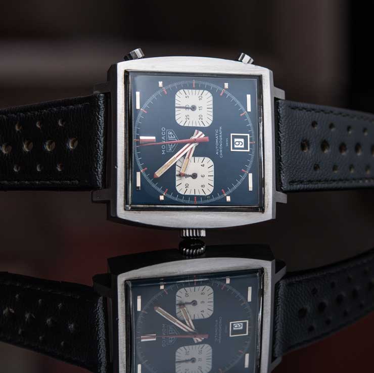 New York, New York – Am 12. Dezember 2020 kam bei der Philips-Uhrenauktion «RACING PULSE» in New York die letzte bekannte Heuer Monaco für die Rekordsumme von USD 2'208’000 unter den Hammer. Die Uhr zierte bei den Dreharbeiten zum legendären Film «Le Mans» (1973) das Handgelenk von Steve McQueen. Dieser Zeitmesser ist die wichtigste Armbanduhr von Heuer und eine der berühmtesten Uhren des 20. Jahrhunderts. Die unter Los 20 angebotene Heuer Monaco war einer der unbestrittenen Stars der Auktion, die aus New York per Livestream übertragen wurde. Das Eröffnungsgebot für die Armbanduhr, die als «Schätzung auf Anfrage» im Katalog gelistet war, lag bei USD 200’000. Nach einem 7-minütigen Bieterwettstreit ging die Uhr schliesslich für USD 1'800'000 – vor der Käuferprovision - in den Besitz eines Online-Bieters. Damit erzielte die Uhr das höchste Gebot, das je bei einer Auktion für eine Heuer abgegeben wurde, und ist damit die teuerste Heuer Armbanduhr, die jemals verkauft wurde. Eine Rekordzahl an Online-Teilnehmenden und Uhrenliebhabern verfolgten auf der ganzen Welt diesen historischen Moment live im Internet und am Telefon. Frédéric Arnault, CEO von TAG Heuer: «Steve McQueen und seine Heuer Monaco stehen nicht nur für einen der berühmtesten und besonders stilbildenden Zeitmesser des vergangenen Jahrhunderts, sondern hatten auch einen prägenden Einfluss auf die Kultur von TAG Heuer. Wir sind beeindruckt von der Begeisterung unter den Uhrenliebhabern im Vorfeld der Auktion. Das Rekordergebnis belegt die historische Bedeutung dieses Zeitmessers von Heuer und der damit begründeten Tradition.» Paul Boutros, Head of Americas für Phillips-Uhren und Senior Vice President: «Für uns war es eine grosse Ehre, von Haig Alltounian mit dem Verkauf dieser Heuer Monaco betraut zu werden. Bei Sammlern und Uhrenliebhabern auf der ganzen Welt haben wir enormes Interesse geweckt, und angesichts der Rekordsumme sind wir natürlich hoch erfreut. Dieser bedeutsame Zeitmesser wird stets mit dem Ruhm und dem Nervenkitzel des Rennsports verbunden sein und darf getrost als eine der wichtigsten Armbanduhren aller Zeiten von Heuer gelten.» Bei seiner Premiere 1969 galt das Modell als absolut wegweisend, war es doch die erste quadratische, wasserdichte (Piquerez Uhrengehäuse) Automatik-Chronographen-Armbanduhr mit einem Kaliber 11-Uhrwerk. Zudem wurde sie durch eine oszillierende Mikrorotormasse identifiziert und auch durch die damals ungewöhnliche Platzierung der Krone auf der linken Seite des Uhrengehäuses gekennzeichnet. Auch heute noch lässt die Monaco 1133 die Herzen von Chronographenfans höher schlagen und hält ein bleibendes Erbe in der Uhrenindustrie inne. Die von Jack Heuer entworfene Uhr wurde nach der berühmten Formel-1-Strecke benannt und war der bevorzugte Chronograph von Steve McQueen, als 1970 die Dreharbeiten zu «Le Mans» begannen. Am Ende der Dreharbeiten schenkte McQueen die Uhr seinem persönlichen Mechaniker Haig Alltounian, zugleich auch der Chefmechaniker des Films. Die Uhr stammt direkt von Alltounian, der sie seinerzeit von Steve McQueen mit der eingravierten Widmung «TO HAIG LE MANS 1970» auf der Rückseite des Gehäuses geschenkt bekam. Über Phillips Phillips ist die weltweit führende Plattform für den Kauf und Verkauf von Kunst und Design des 20. und 21. Jahrhunderts. Als ausgewiesene Experten für zeitgenössische Kunst und die Kunst des 20. Jahrhunderts sowie Design, Fotografie, Kunstdrucke, Uhren und Schmuck bietet das Auktionshaus professionelle Dienstleistungen und Beratung zu allen Aspekten rund um Sammlungen. Phillips führt Auktionen und Ausstellungen in den Verkaufsräumen in New York, London, Genf und Hongkong durch und unterstützt Kunden auch durch Repräsentanzen in Europa, den Vereinigten Staaten und Asien. Darüber hinaus betreibt Phillips auch eine Online-Auktionsplattform, auf die Kunden aus aller Welt zugreifen können. Phillips bietet nicht nur die Möglichkeit, im Rahmen von Auktionen Kunst und Design zu verkaufen oder zu kaufen, sondern wickelt auch den Verkauf von Privatsammlungen ab und steht Kunden mit Gutachten, Schätzungen und anderen Finanzdienstleistungen zur Seite.