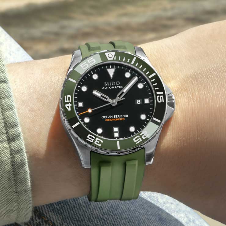 Farb-Update in Grün: Die neue Mido Ocean Star 600 Chronometer mit Wechselband.